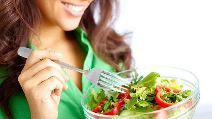 devojka jede salatu od povrća na proteinskoj dijeti