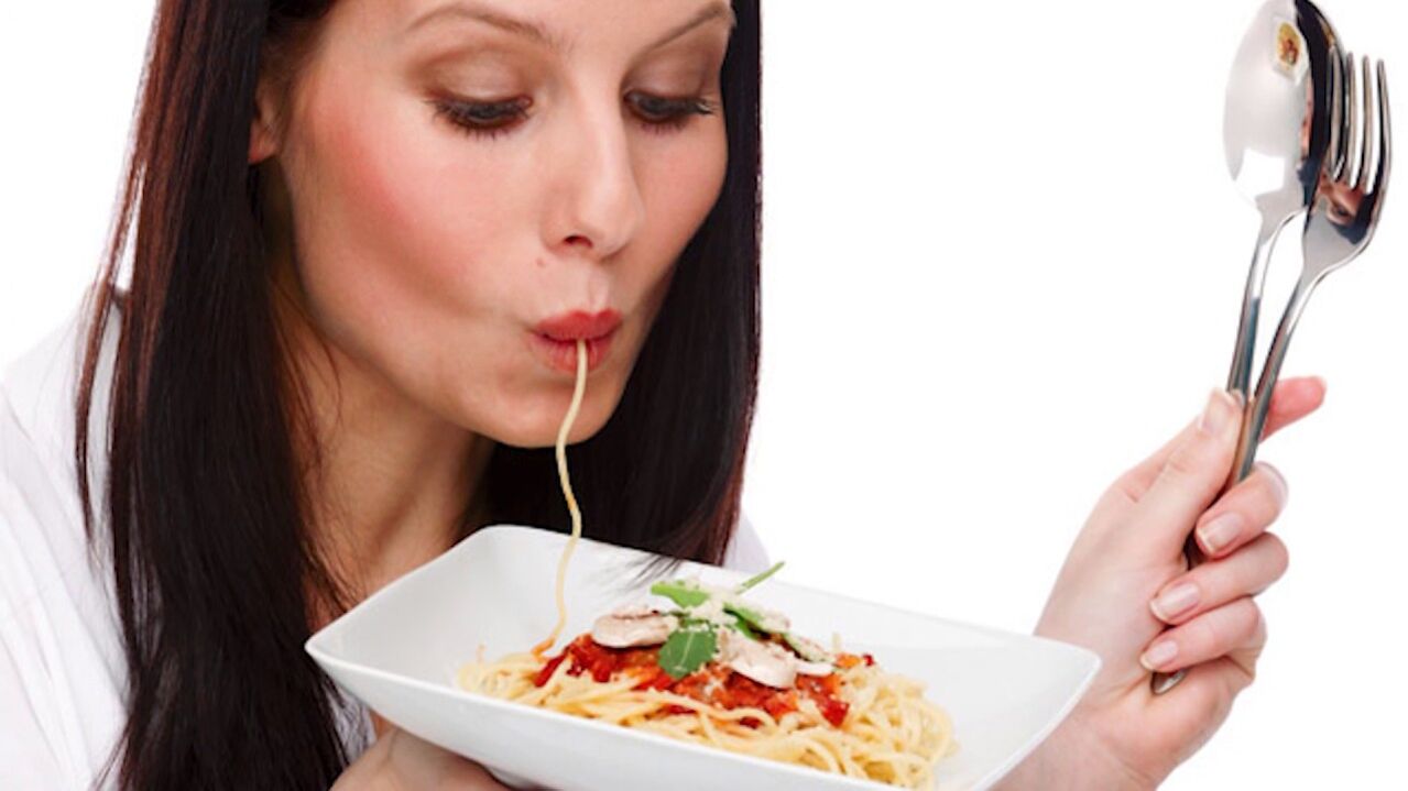 жена једе шпагете за мршављење стомака